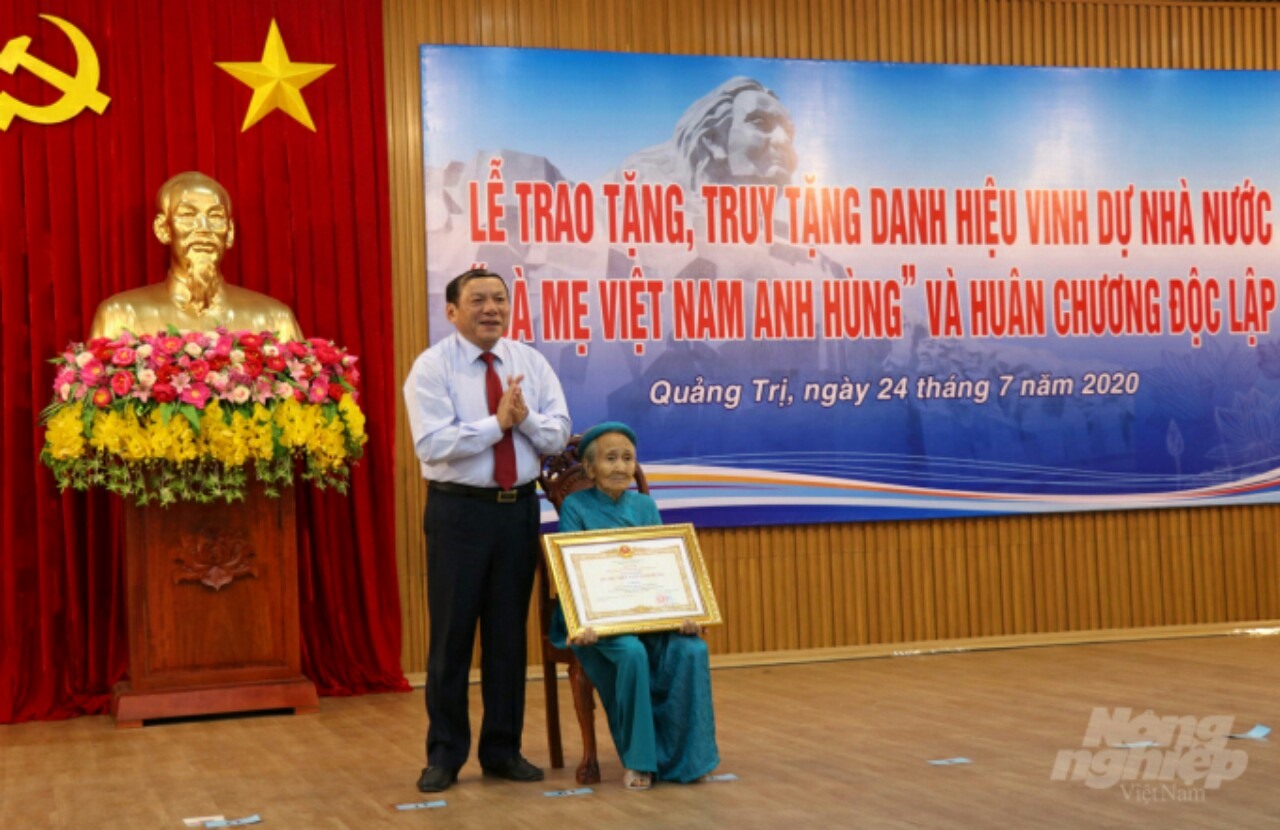 Lãnh đạo tỉnh Quảng Trị trao danh hiệu “Bà Mẹ Việt Nam Anh hùng”cho Mẹ Tạ Thị Phún. Ảnh: CĐ