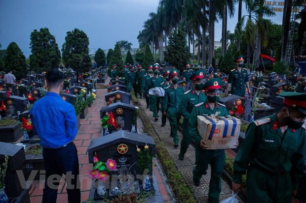 Đây là hoạt động của Thành đoàn thành phố Hà Nội phối hợp với các đơn vị quân đội, công an và gần 1000 đoàn viên, thanh niên đang học tập và làm việc trên địa bàn Thủ đô. (Ảnh: Quang Hưng/Vietnam+)