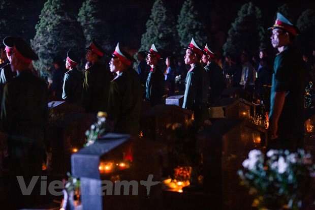 Đúng 21 giờ tối 26/7, hàng ngàn ngọn nến tại nghĩa trang đã được thắp lên. (Ảnh: Quang Hưng/Vietnam+)