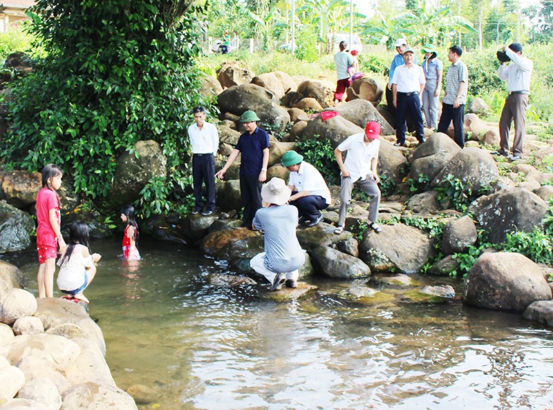 Chủ tịch UBND tỉnh Quảng Trị Võ Văn Hưng (đội mũ cối) khảo sát giếng Gai, một trong 14 giếng cổ ở Gio An. Ảnh: Tú Linh