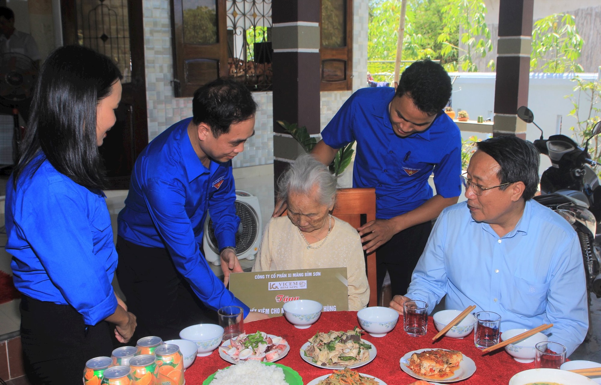 Các tổ chức đoàn thanh niên tặng quà tri ân Mẹ Việt Nam anh hùng