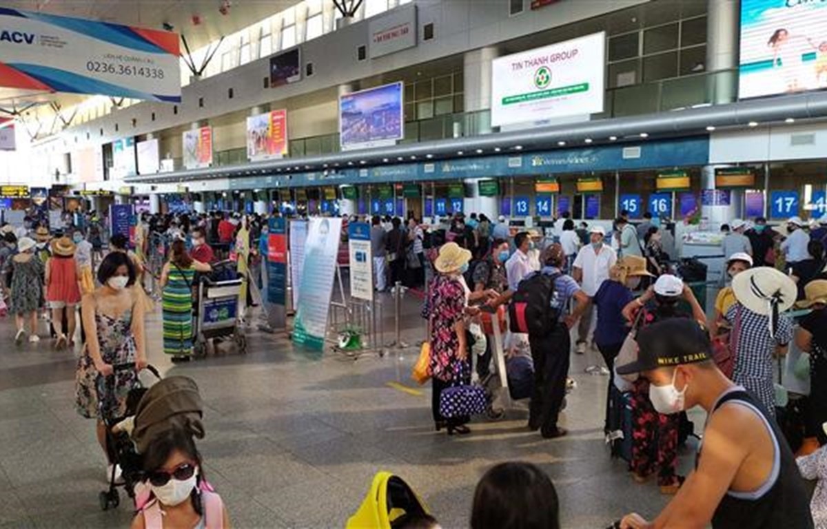 Hành khách làm thủ tục gửi hành lý, kiểm tra vé trước giờ ra tàu bay tại sân bay Đà Nẵng.(Ảnh: Trần Lê Lâm/TTXVN)