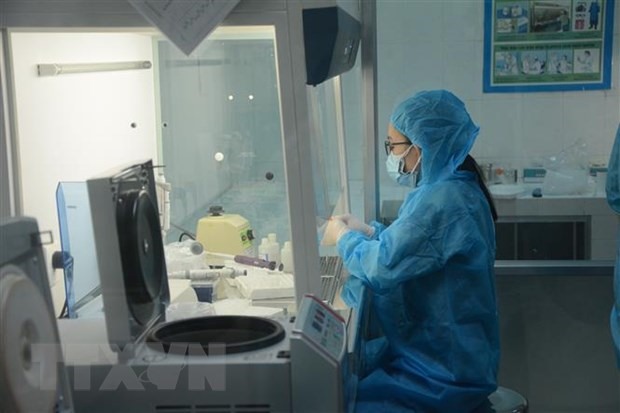 Nhân viên xét nghiệm của Trung tâm Kiểm soát bệnh tật thành phố Đà Nẵng tích cực xét nghiệm các mẫu tiếp xúc gần với bệnh nhân mắc COVID-19. (Ảnh: Văn Dũng/TTXVN)