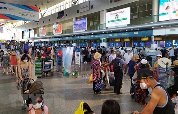 Hành khách làm thủ tục gửi hành lý, kiểm tra vé trước giờ ra tàu bay tại sân bay Đà Nẵng. (Ảnh: Trần Lê Lâm/TTXVN)