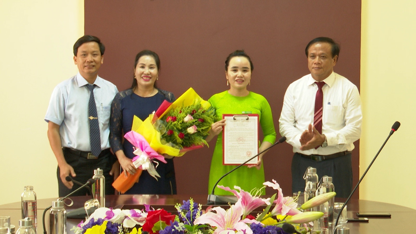 Lãnh đạo Ban Quản lý Khu Kinh tế tỉnh trao giấy chứng nhận đầu tư cho Công ty TNHH MTV TM-DV Thái Nhật Vinh