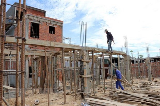 Những ngôi nhà mới đang được hoàn thiện ở Khu tái định cư phía bắc Hương Sơ. (Ảnh: Đỗ Trưởng/TTXVN)