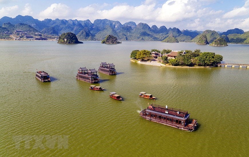 Du thuyền đưa khách tham quan hồ Tam Chúc rộng hơn 600 ha với nhiều cảnh đẹp tự nhiên.