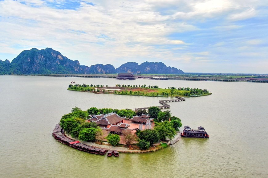 Đình Tam Chúc, khu du lịch nằm giữa lòng hồ Tam Chúc.