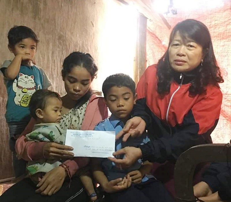 Hiệu trưởng Nguyễn Thị Phương Lý trao hỗ trợ cho gia đình em Hồ A Rông.