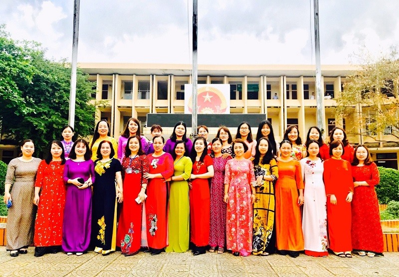 Chị Hoàng Thị Phụng (hàng thứ nhất, thứ 5 từ trái sang) cùng đội ngũ nữ CB, CC, VC Đảng bộ CQCQ huyện Vĩnh Linh tham gia hưởng ứng “Tuần lễ áo dài Việt Nam - Di sản văn hóa” năm 2020.