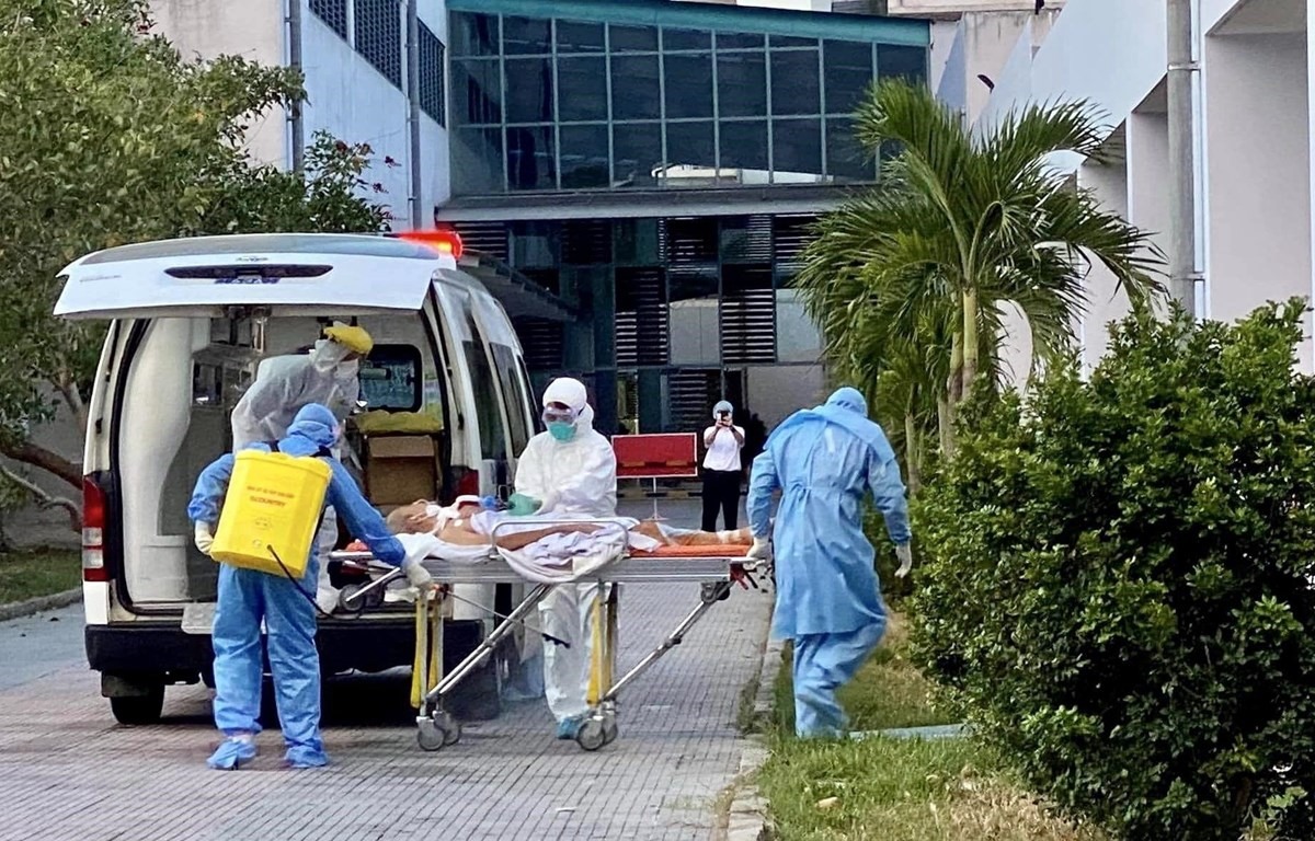 Bệnh viện Trung ương Huế tiếp nhận hai bệnh nhân nhiễm COVID-19 từ Đà Nẵng. (Ảnh: TTXVN phát)