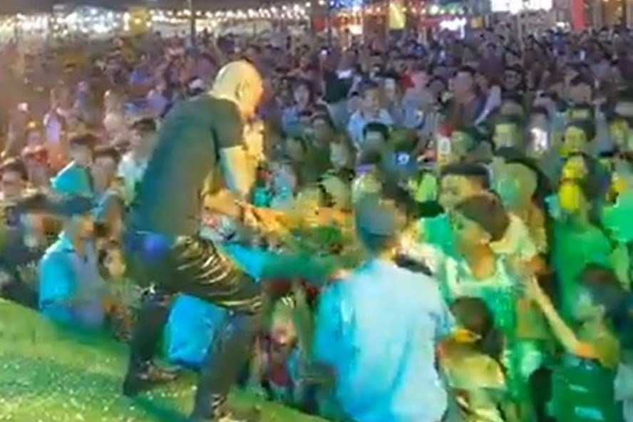 Cả nghìn người dân tham gia đêm nhạc trong khuôn khổ hội chợ do Sở Công Thương tỉnh Quảng Trị cấp phép. Ảnh chụp màn hình: CĐĐH.