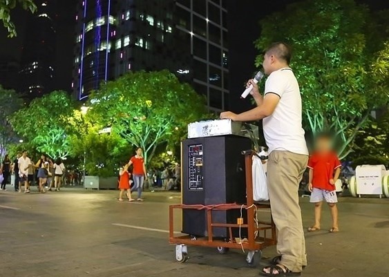 Hát karaoke làm ồn ào tại khu dân cư, nơi công cộng từ 22h đến 6h sáng hôm sau sẽ bị cảnh cáo hoặc phạt tiền. Ảnh minh họa