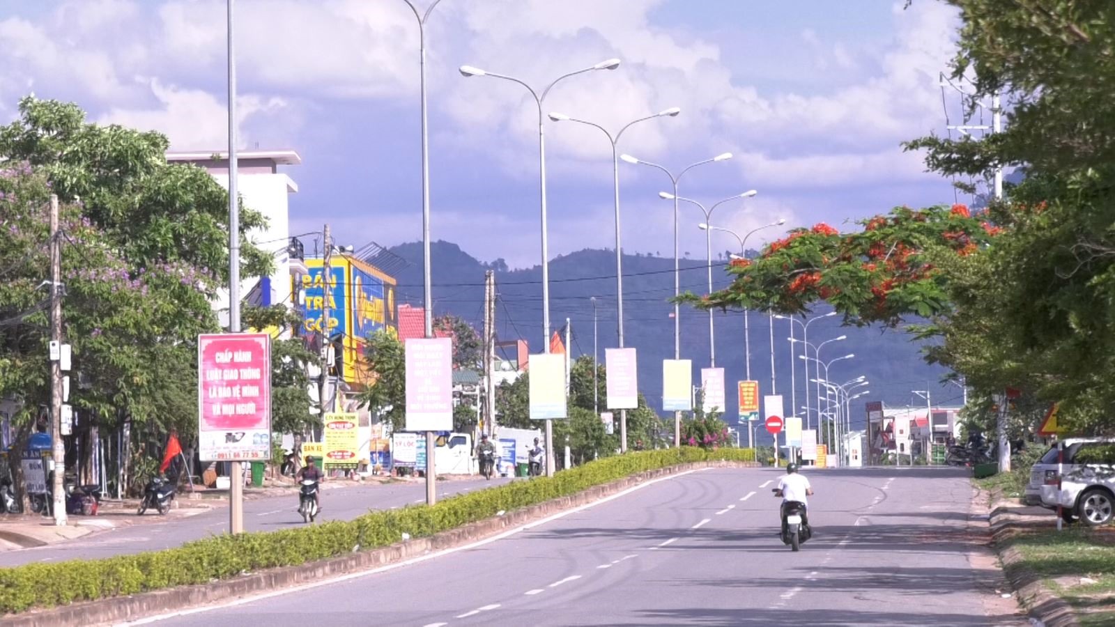 Tuyến quốc lộ 9 qua địa bàn thị trấn Lao Bảo