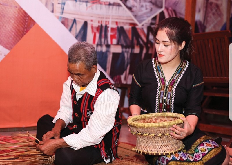 Nghệ nhân giới thiệu nghề đan lát truyền thống tại phiên chợ vùng cao. Ảnh: K.K.S