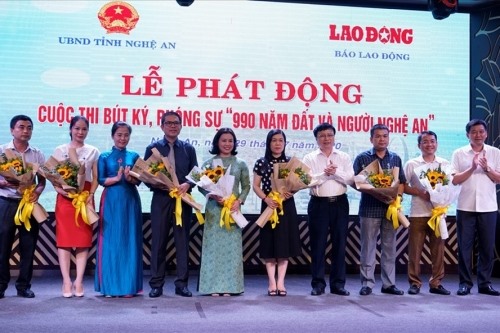 Lãnh đạo tỉnh Nghệ An tặng hoa cho các thành viên Ban Tổ chức cuộc thi. Ảnh: Trần Tuấn.