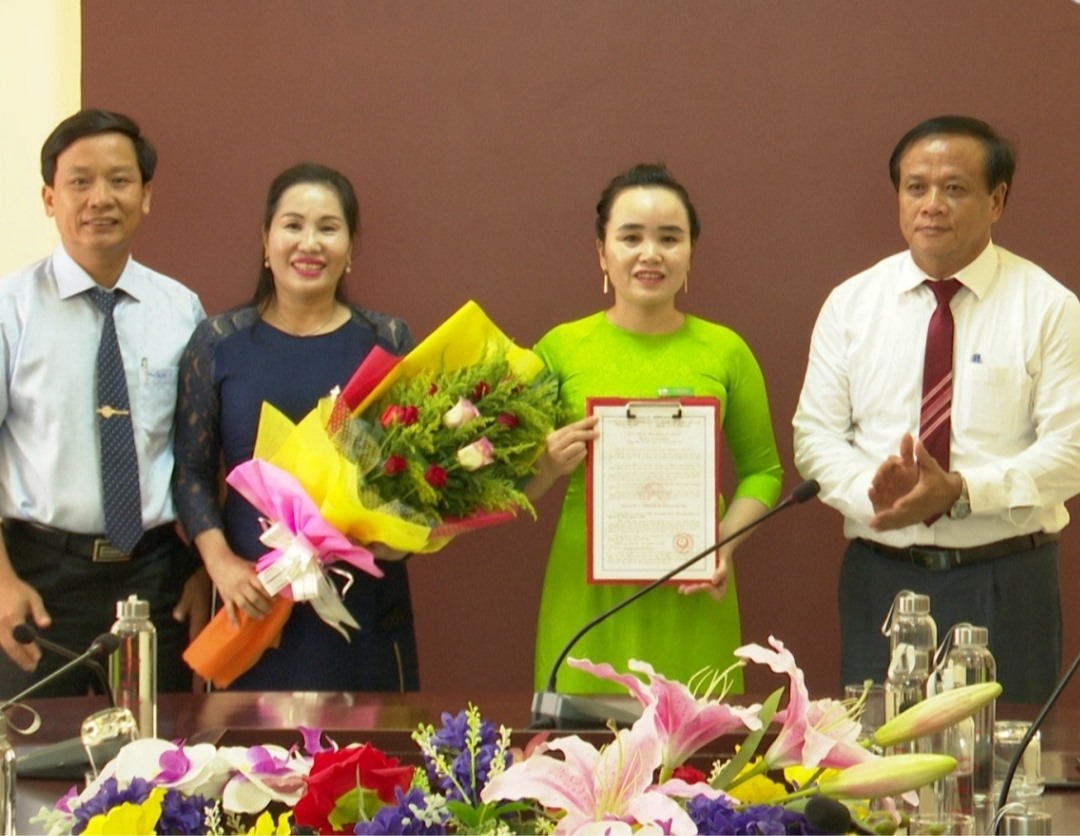 Lãnh đạo Ban Quản lý Khu Kinh tế tỉnh trao giấy chứng nhận đầu tư cho Công ty TNHH MTV Thương mại và Dịch vụ Thái Nhật Vinh. Ảnh: KKS