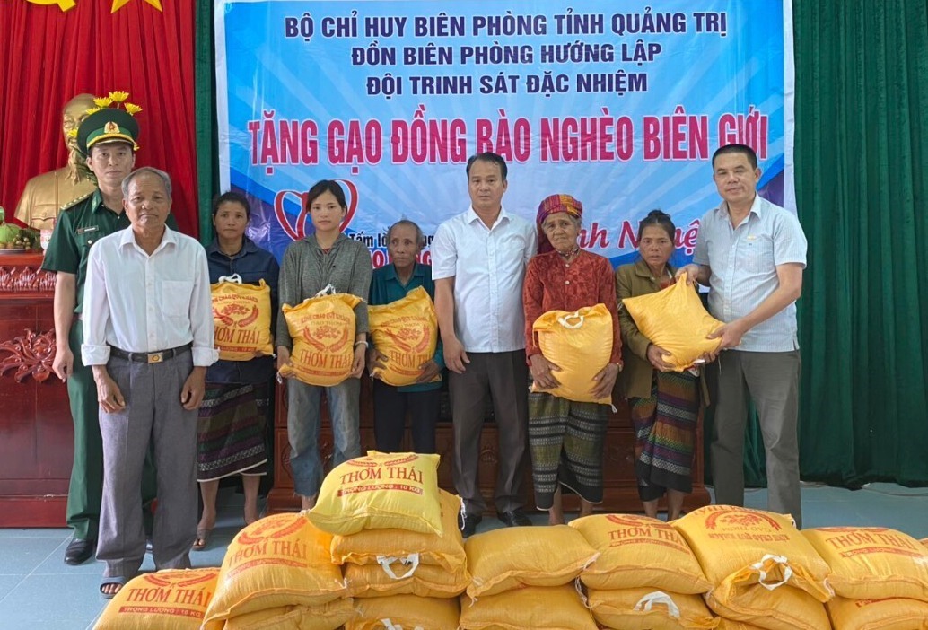 Quỹ Tấm lòng Vàng Lao Động phối hợp với Đồn Biên phòng Hướng Lập trao gạo hỗ trợ cho người dân. Ảnh: HL.