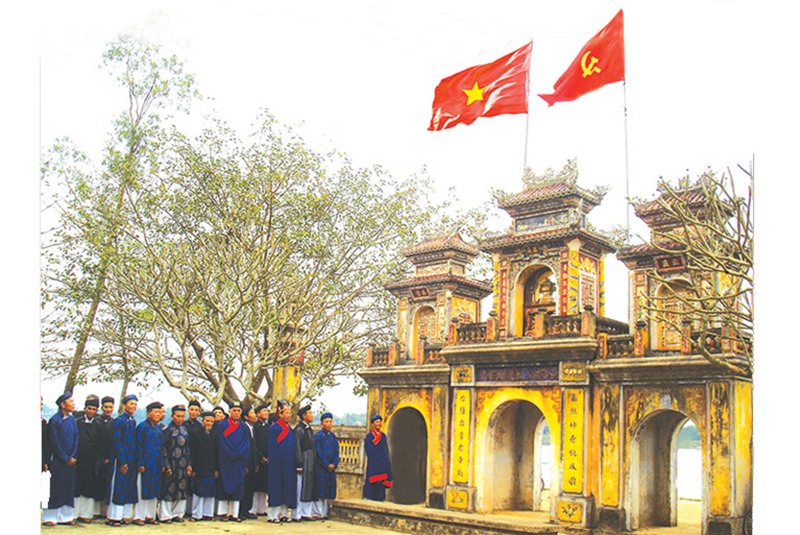 Lễ chào cờ đầu năm tại đình làng, một mỹ tục đang được người dân Lập Thạch gìn giữ. Ảnh: Thế Chung