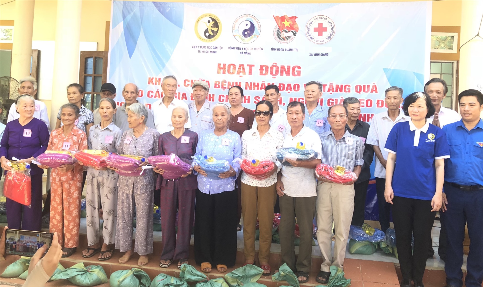 Viện Y dược học dân tộc Thành phố Hồ Chí Minh cùng các đơn vị phối hợp trao hỗ trợ cho các gia đình có hoàn cảnh khó khăn - Ảnh: NT