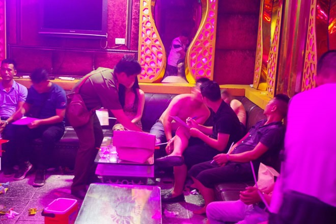 Khi cán bộ Công an ập vào, phát hiện 68 đối tượng tại quán karaoke Phương Linh đang bay lắc điên cuồng cùng nhạc mạnh.