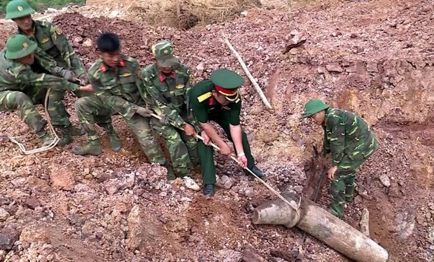 Lực lượng bộ đội công binh tỉnh Quảng Trị phá dỡ một quả bom nặng hơn 240kg. (Ảnh: Trần Tĩnh/TTXVN)
