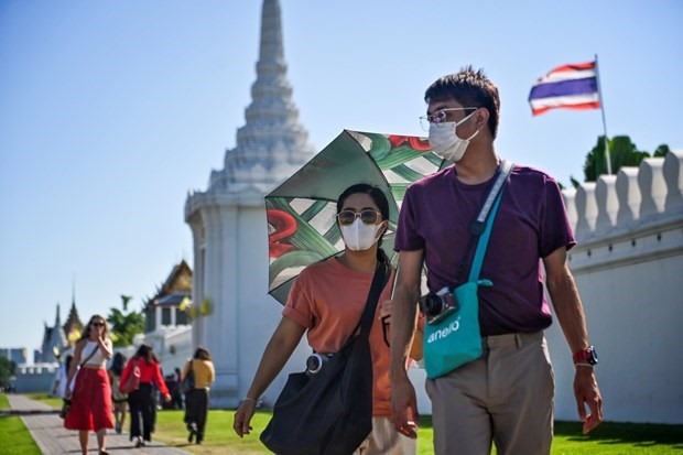 Khách du lịch tham quan Cung điện Hoàng Gia ở thủ đô Bangkok, Thái Lan. (Ảnh: AFP/TTXVN)