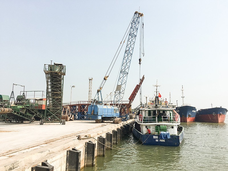 Tàu cập Cảng Cửa Việt để tiếp nhận hàng hóa. Ảnh: HNK