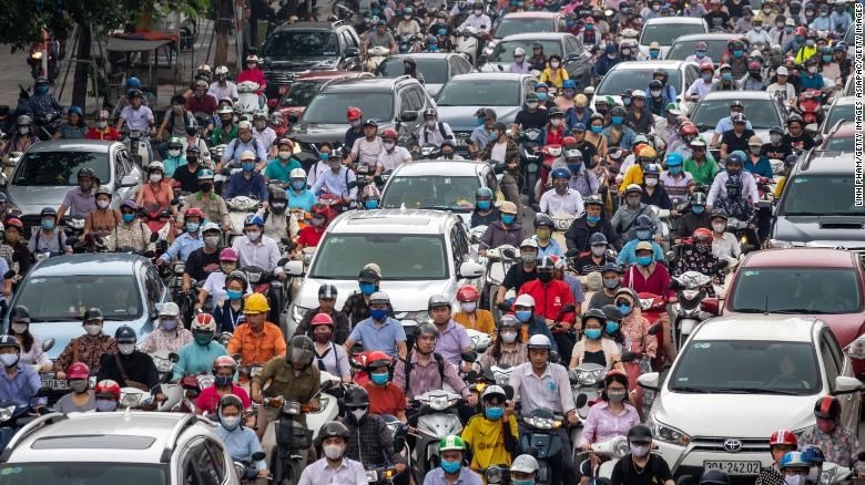 Đường phố Hà Nội đông đúc trở lại vào giờ cao điểm buổi sáng ngày 19-5-2020. Ảnh: CNN.