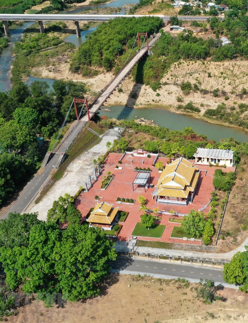 Cầu treo Bến Tắt bắc qua thượng nguồn sông Bến Hải, bên phải là Đền thờ vọng liệt sỹ Bến Tắt-Trường Sơn. (Ảnh: Hồ Cầu/TTXVN)