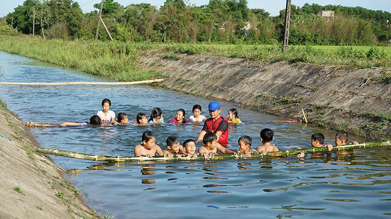 Lớp học bơi trên kênh thủy lợi N4 của thầy Tước. Ảnh: TQ