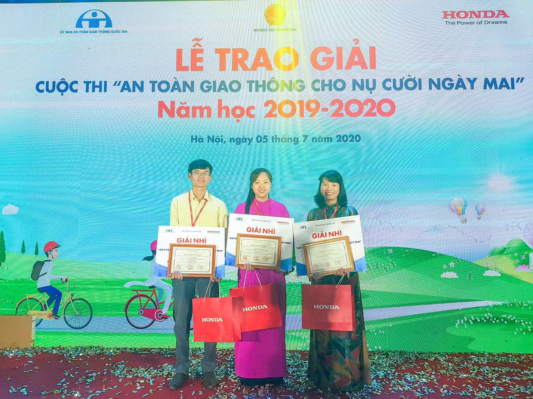 Ba giáo viên Quảng Trị đoạt giải Nhì của cuộc thi- Ảnh: Võ Minh Châu​