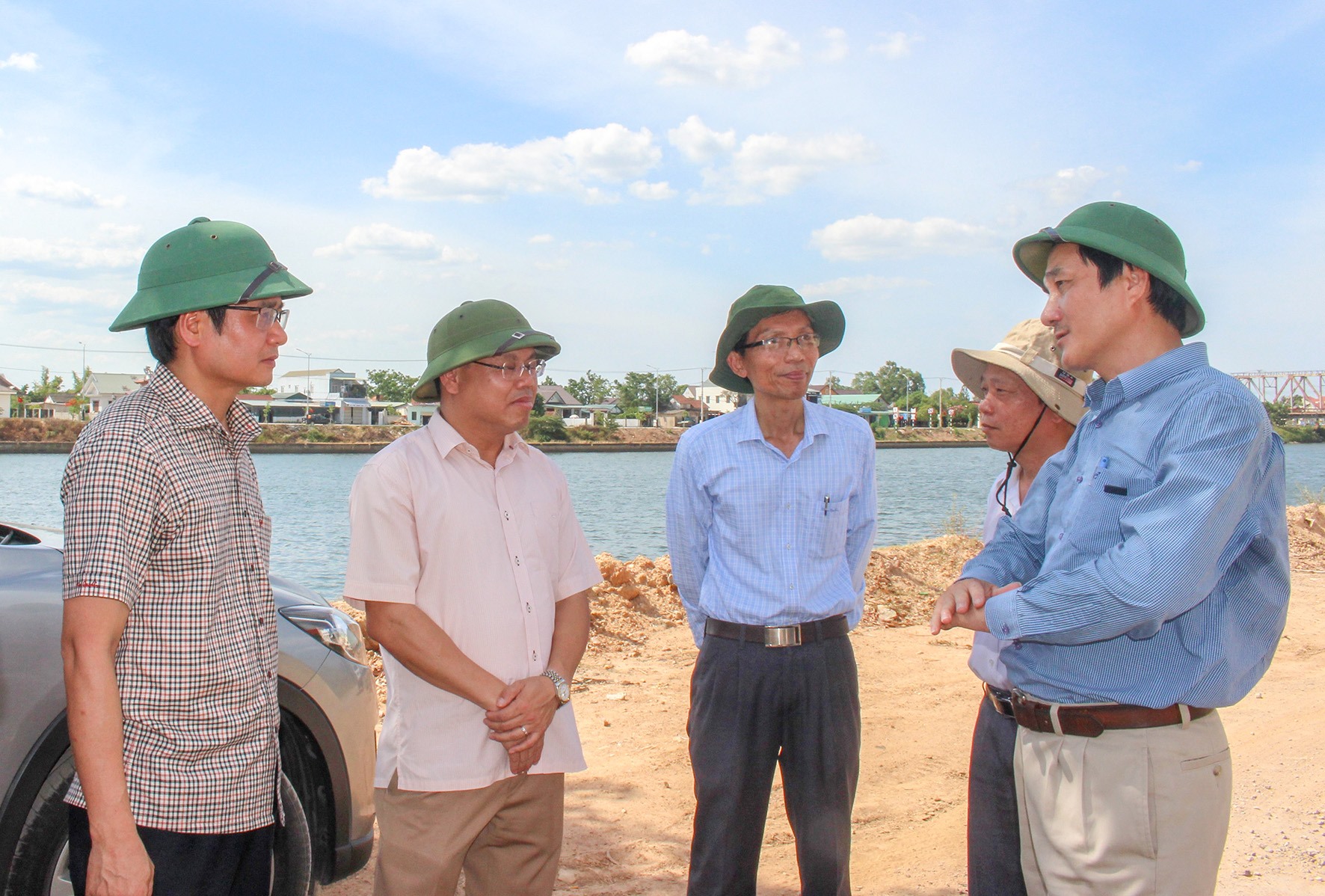 Phó Chủ tịch UBND tỉnh Lê Đức Tiến kiểm tra thực địa tình hình thực hiện các dự án ODA - Ảnh: Thanh Trúc
