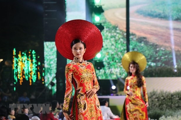 Các người mẫu trình diễn áo dài trong đêm khai mạc Lễ hội áo dài TP.HCM. (Ảnh: Gia Thuận/TTXVN)