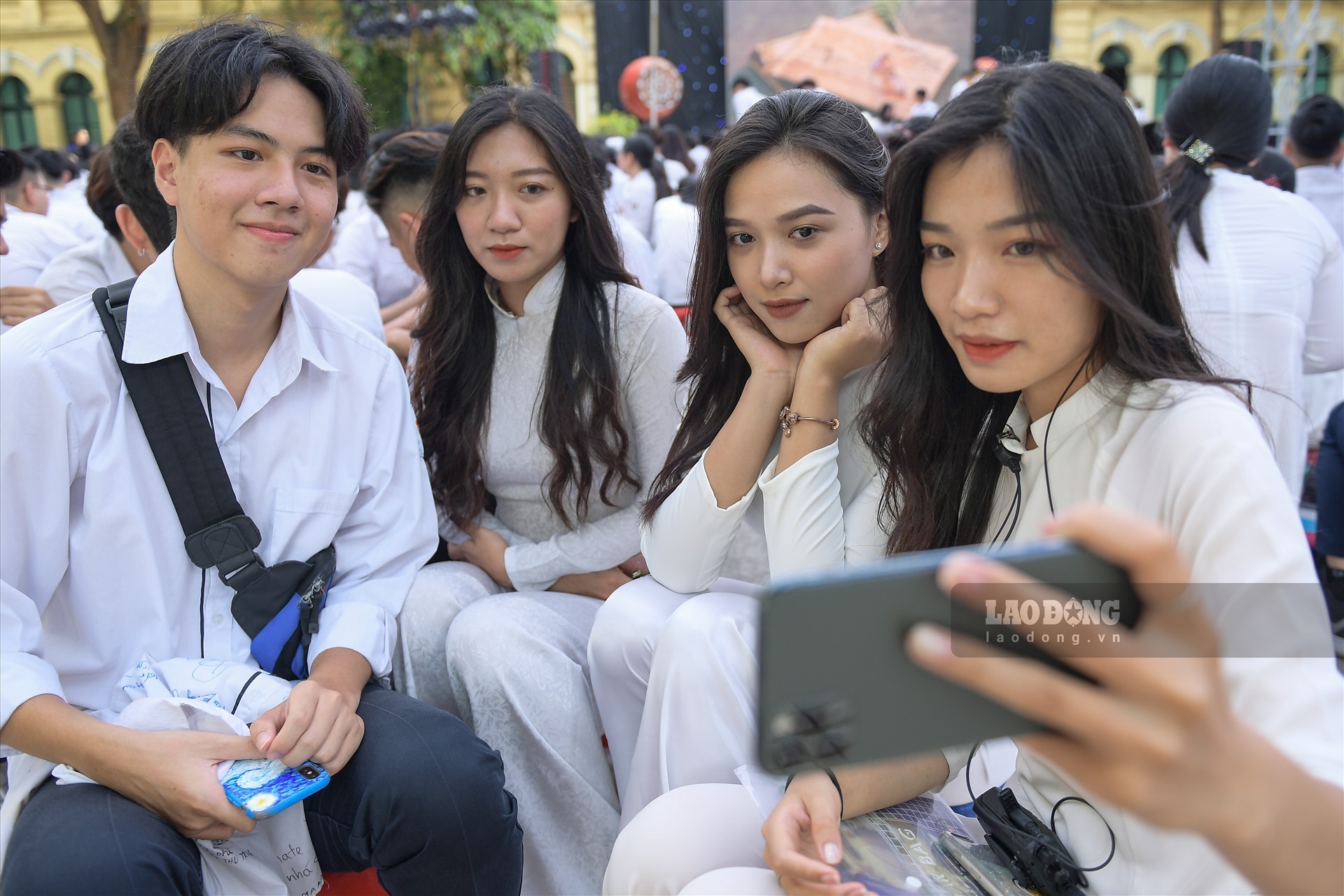 Nữ sinh trường THPT Việt Đức khoác lên mình chiếc áo dài trắng tinh khôi dịu dàng, duyên dáng.