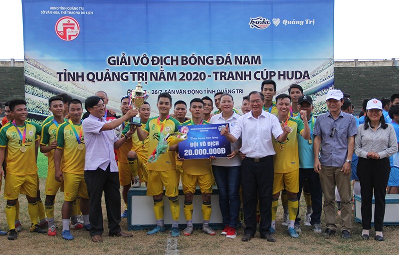 Đội bóng TP. Đông Hà đoạt Cup Vô địch Giải Bóng đá nam vô địch tỉnh Quảng Trị năm 2020-tranh Cup Huda. Ảnh: MĐ