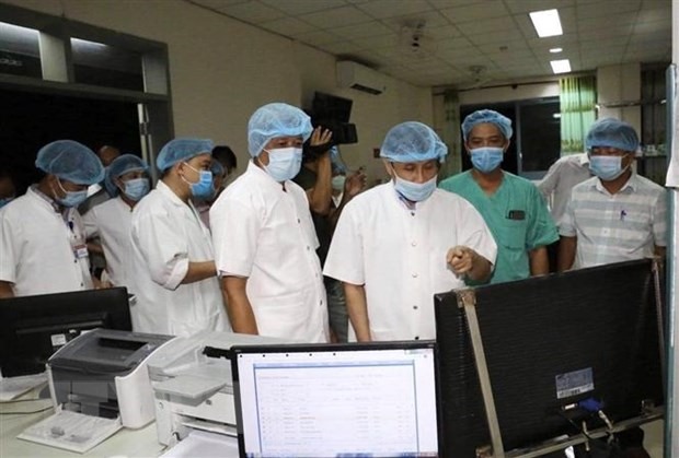 Thứ trưởng Bộ Y tế Nguyễn Trường Sơn (thứ 4 từ phải sang) thăm, làm việc tại Bệnh viện Trung ương Huế cơ sở 2. (Nguồn: TTXVN phát)
