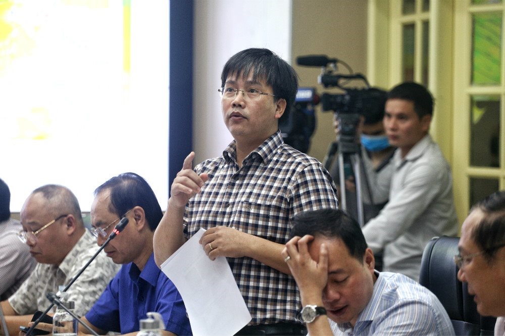 Ông Mai Văn Khiêm, giám đốc Trung tâm Dự báo KTTV quốc gia báo cáo tại cuộc họp