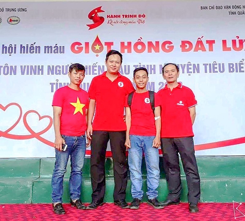 Anh Nguyễn Đức Hòa (thứ 2 từ phải qua) tại ngày hội hiến máu tình nguyện. Ảnh: Đ.V
