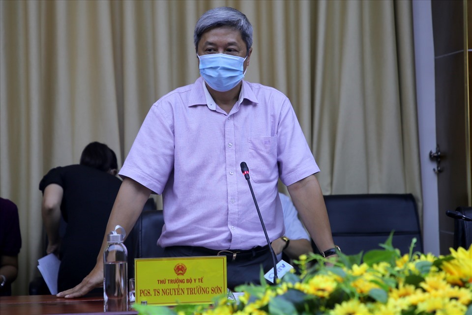 Thứ trưởng Bộ Y tế Nguyễn Trường Sơn làm việc tại tỉnh Quảng Trị. Ảnh: Hưng Thơ