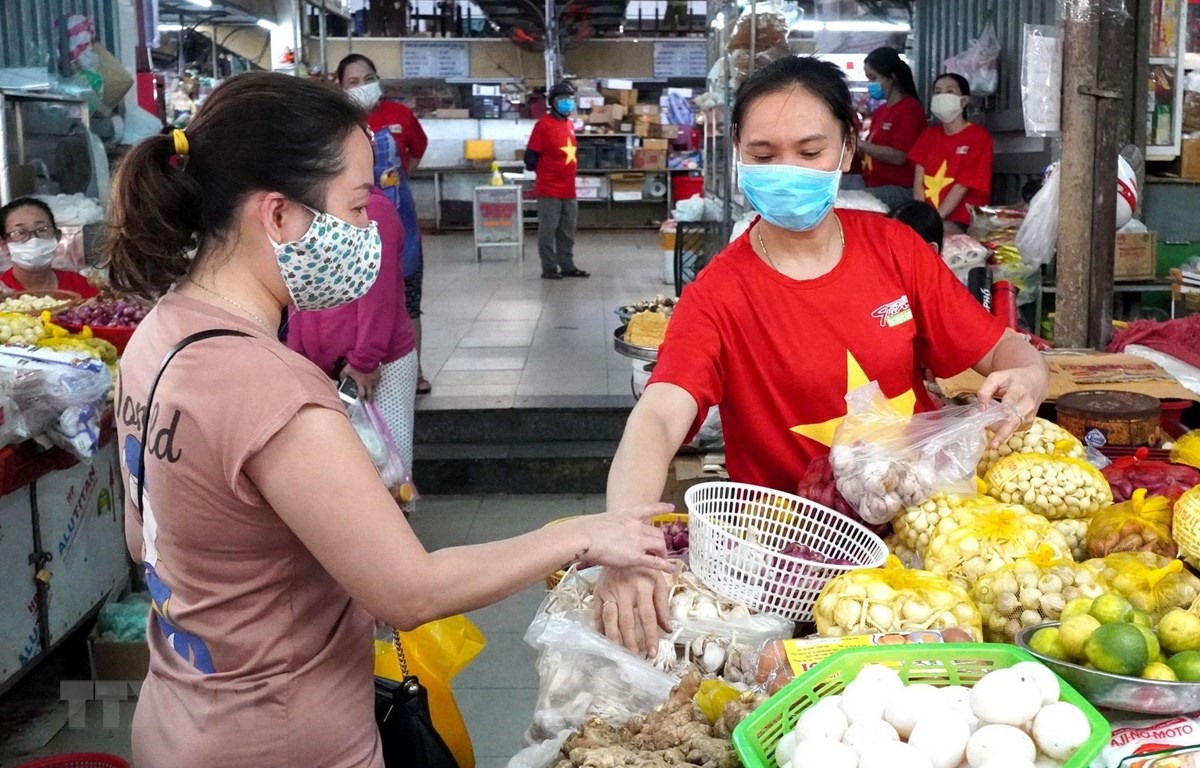 Người dân Đà Nẵng thực hiện nghiêm việc đeo khẩu trang khi đi chợ. (Ảnh: Quốc Dũng/TTXVN)