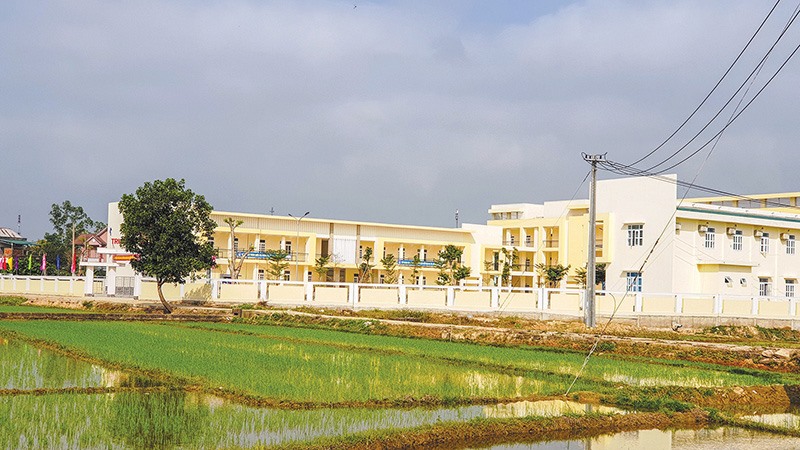 Trường THPT Nguyễn Huệ cạnh Nghĩa Trũng đàn. Ảnh: L.Đ.D