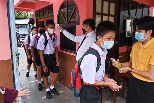 Học sinh Thái Lan kiểm tra thân nhiệt khi đén trường. (Ảnh: AFP/Getty)