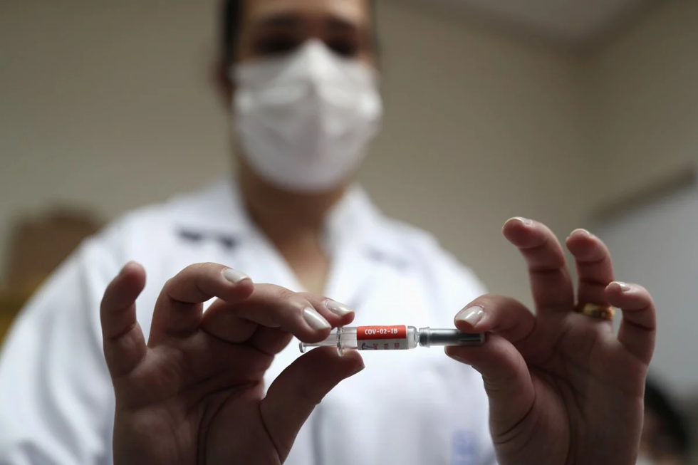 Một loại vaccine COVID-19 đang được thử nghiệm tại Brazil mang tên China’s SinoVac. Ảnh: Reuters