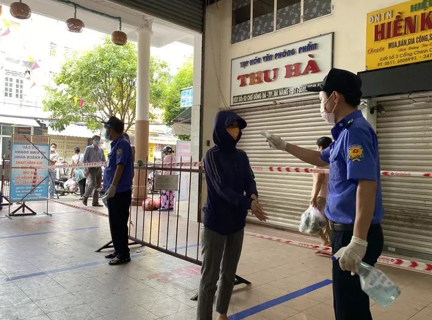 Bảo vệ chợ Đống Đa phát loa liên tục về chủ trương đi chợ bằng phiếu và hướng dẫn người dân thực hiện nghiêm việc phòng chống dịch Covid-19.