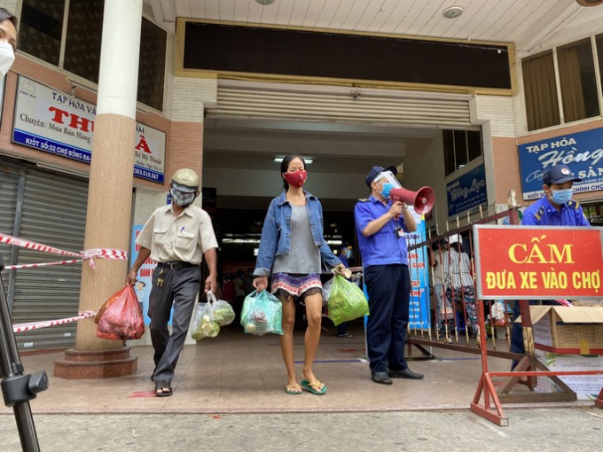 Không có phiếu không được vào bên trong chợ.