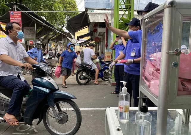 Không có phiếu không được vào bên trong chợ.