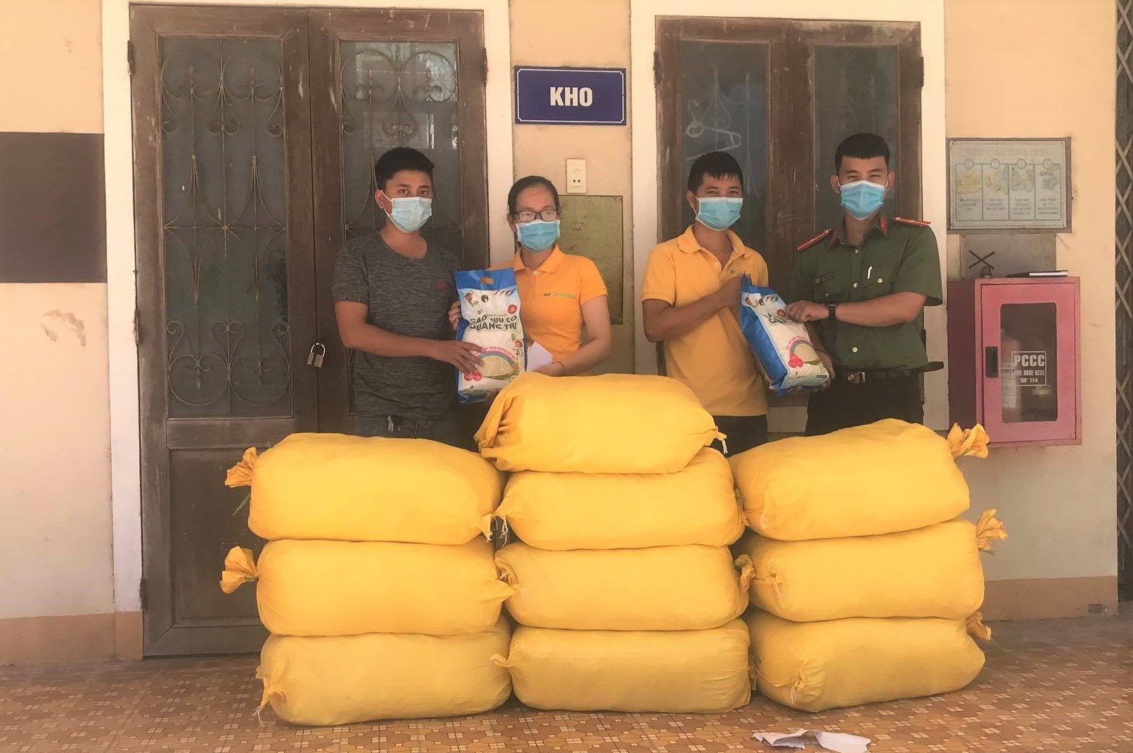 Công ty cổ phần nông sản hữu cơ Quảng Trị trao gạo cho lực lượng chức năng làm nhiệm vụ tại khu cách ly