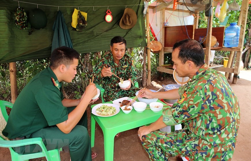 Bữa cơm đạm bạc của cán bộ chiến sỹ bộ đội Biên phòng Quảng Trị trên chốt biên giới. (Ảnh: Hồ Cầu/TTXVN)
