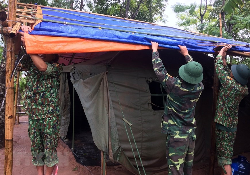 Chiến sỹ bộ đội Biên phòng Quảng Trị gia cố lán trại chốt kiểm soát phòng, chống dịch COVID-19. (Ảnh: Hồ Cầu/TTXVN)